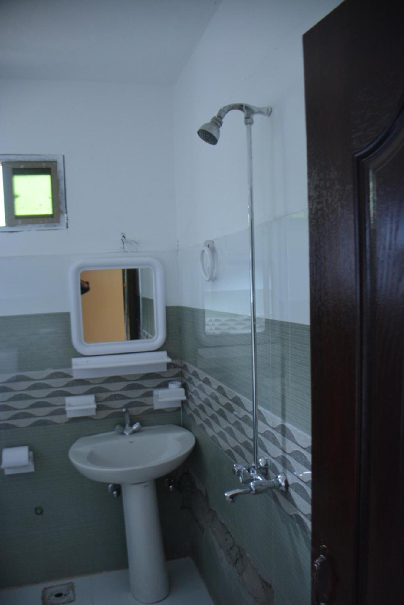 Hotel Pine Hills, נאראן מראה חיצוני תמונה