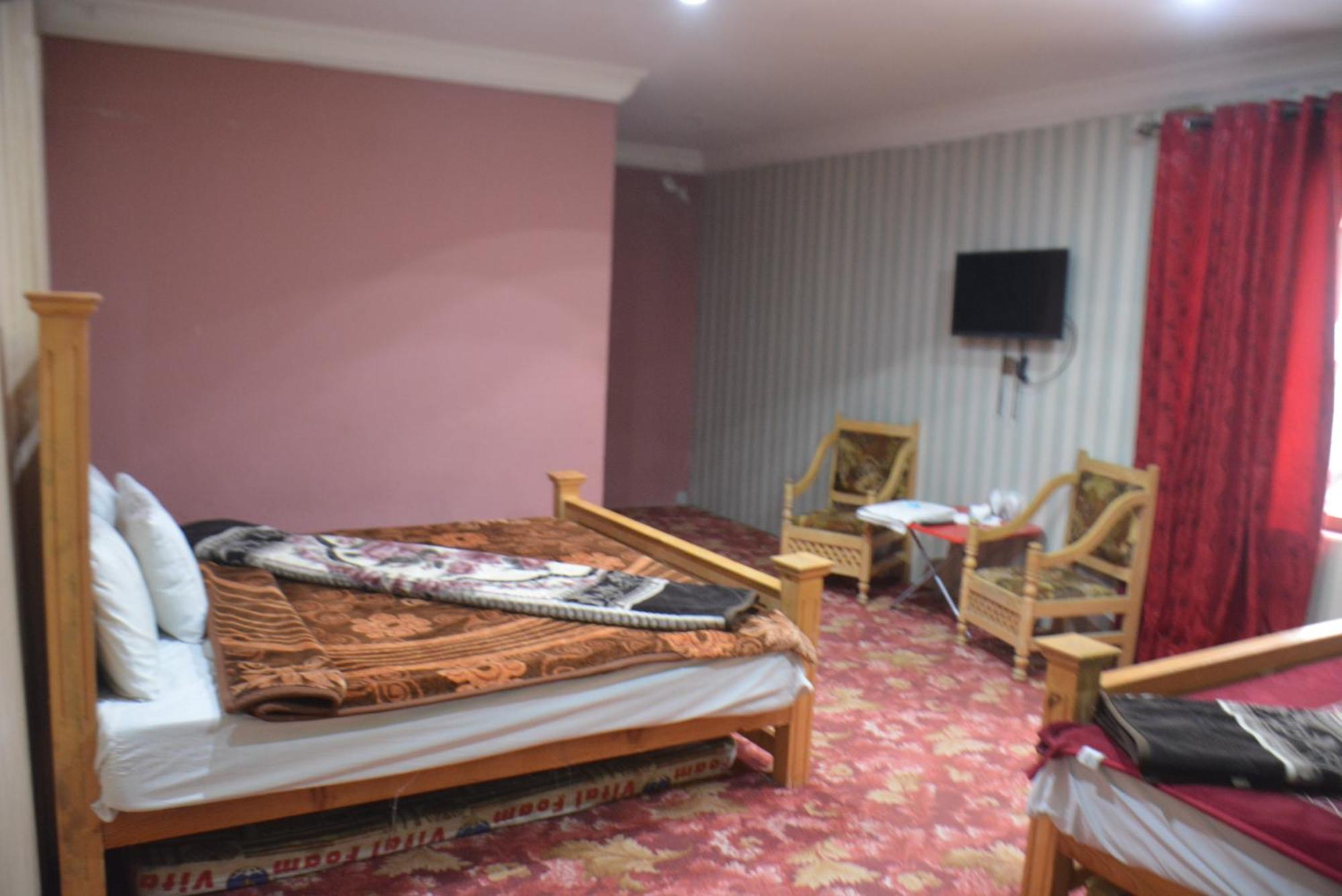 Hotel Pine Hills, נאראן מראה חיצוני תמונה