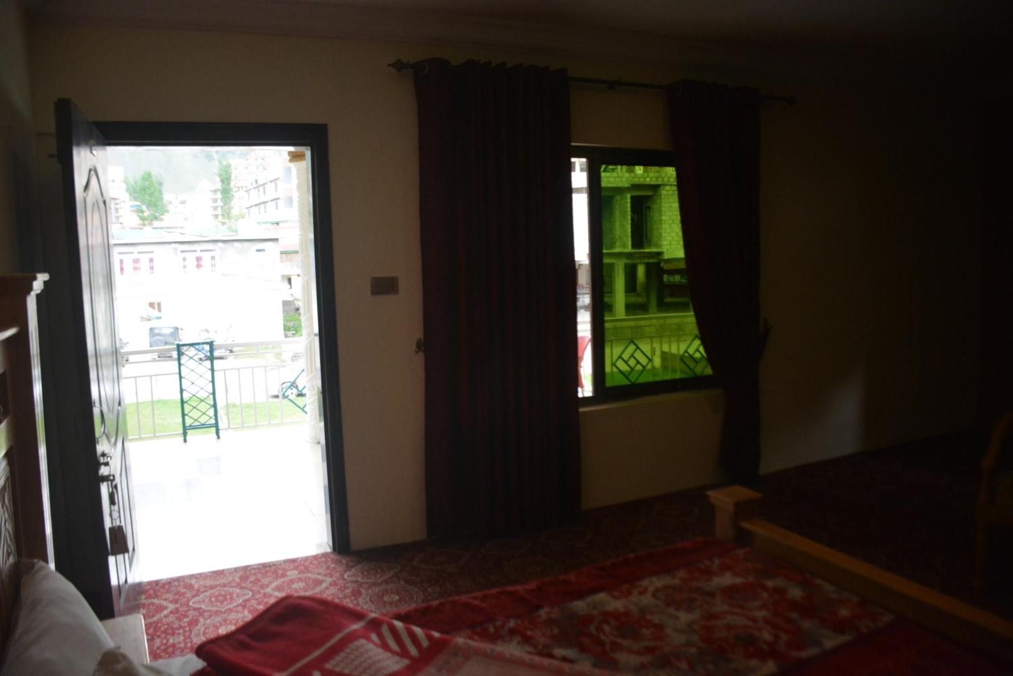 Hotel Pine Hills, נאראן מראה חיצוני תמונה