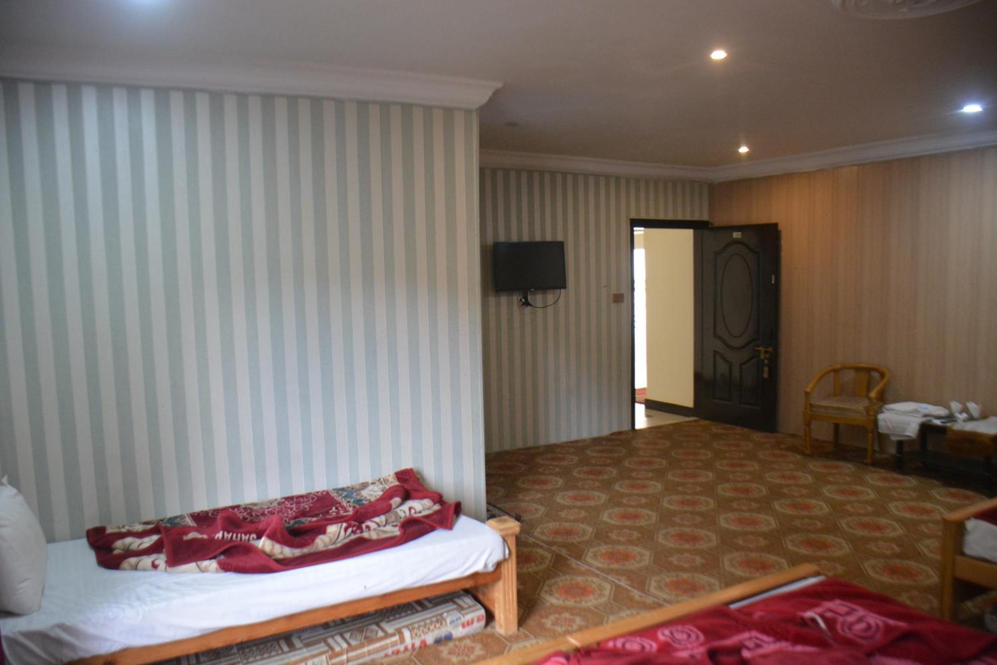 Hotel Pine Hills, נאראן מראה חיצוני תמונה